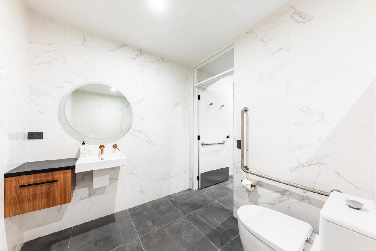 Galaxy Boutique Hotel بحيرة تيكابو المظهر الخارجي الصورة A modern bathroom