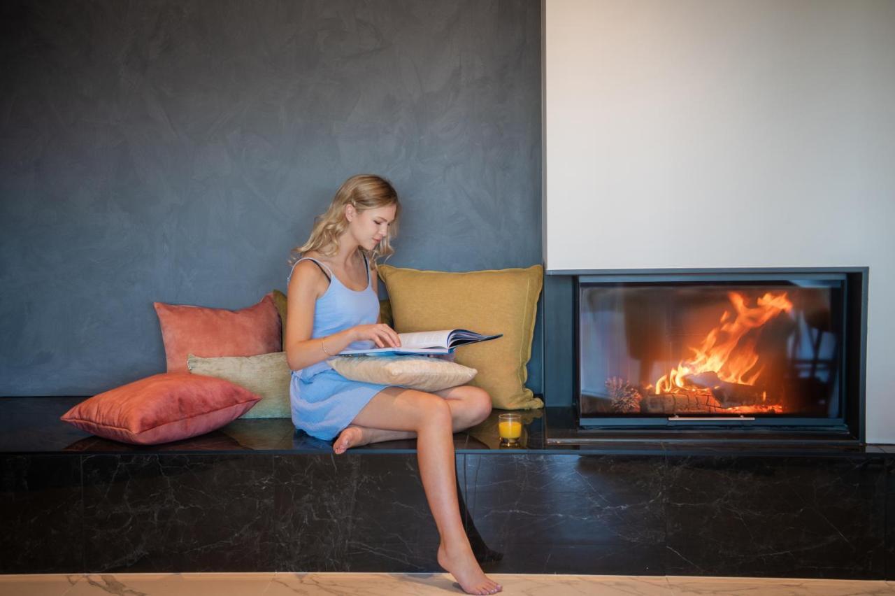 Galaxy Boutique Hotel بحيرة تيكابو المظهر الخارجي الصورة A woman reading a book by a fireplace