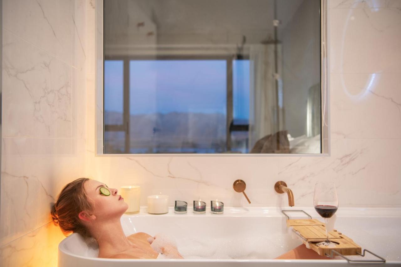 Galaxy Boutique Hotel بحيرة تيكابو المظهر الخارجي الصورة A woman relaxing in a bathtub